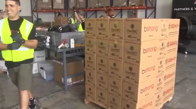 Les volontaires de la Global Empowerment Mission emballent des fournitures pour les victimes de la tornade dans le Mississippi.