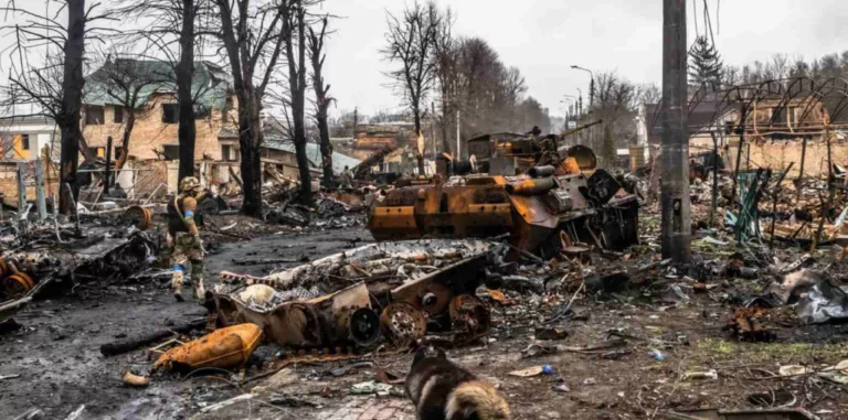 У Бучі відбудували вулицю Вокзальну, де з "Байрактара" розбили першу колону росіян