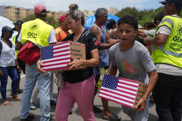 on-la-guaira-s-beaches-venezuela-quake-survivors-improvise-showers-and-toilets-amid-water-shortages